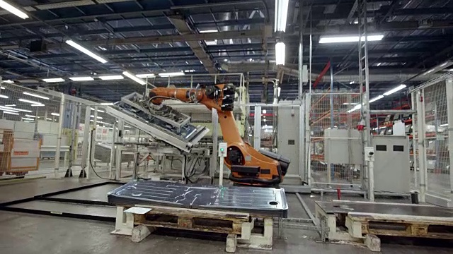 CS工业机器人在工厂移动模压铝板视频素材