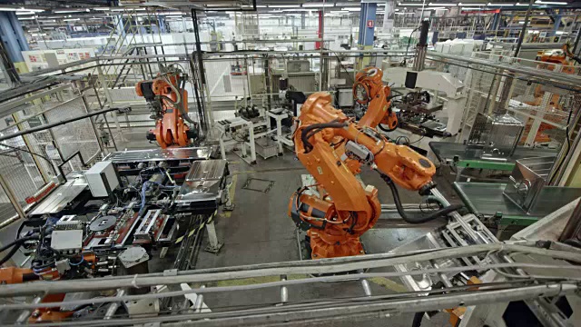 CS工业机器人在工厂中运行视频素材