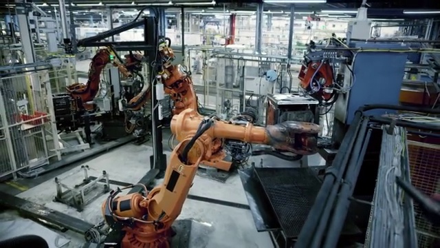 CS工业机器人的工作过程由一名亚洲男性工程师监督视频素材