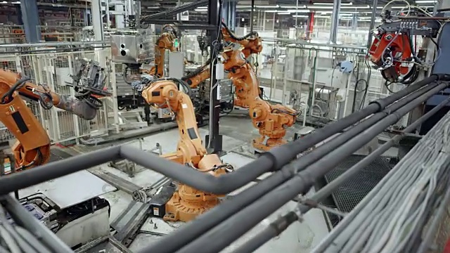 CS工业机器人在工厂的工作过程视频素材