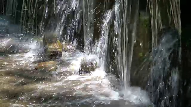 瀑布、瀑布、山涧、小溪、流水、水花、饮用水、自然公园、自然保护、效果、阿尔卑斯山、Allgäu、巴伐利亚、4K视频素材