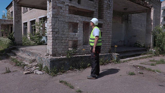 建筑商检查废弃的旧公寓视频素材