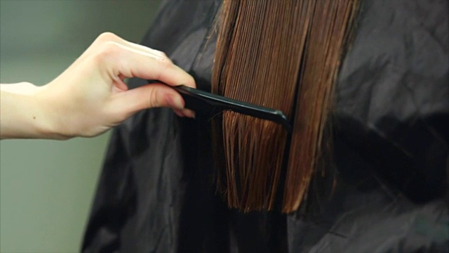 在美容院剪分叉头发的过程的特写镜头视频下载