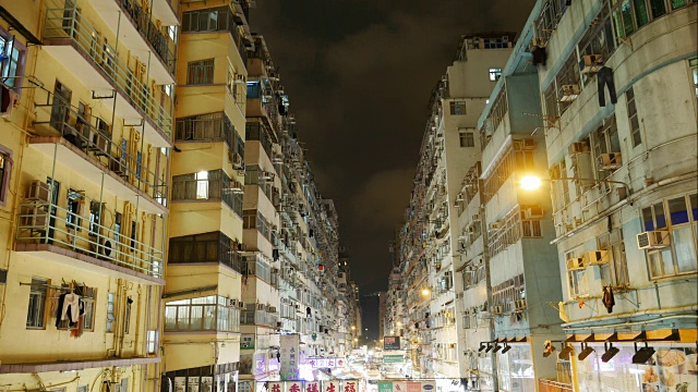 香港的夜市和公寓楼视频素材