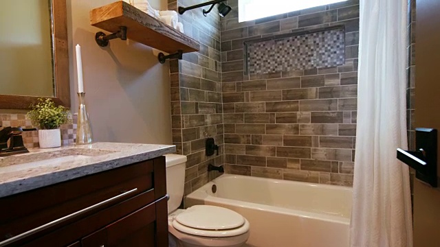 小现代浴室从地板上升起视频素材