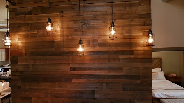 木墙和灯的平移和降低到主客厅开放布局视频素材