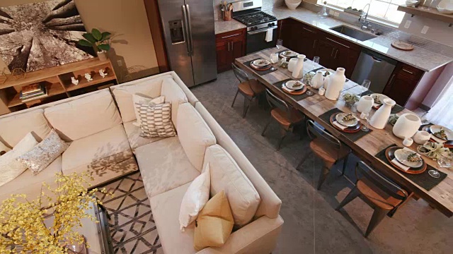厨房和客厅的上方平移右镜头视频素材