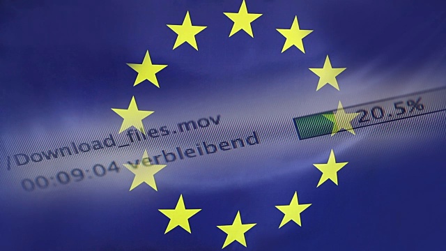 在电脑上下载文件，欧盟旗帜视频素材