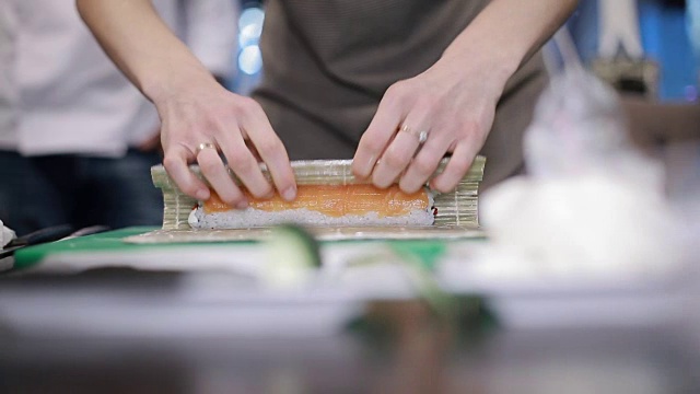 女厨师正在填充日本寿司卷视频素材
