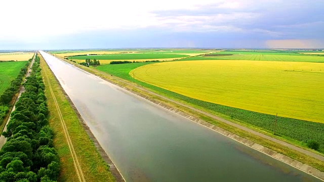 黄麦和绿麦之间用于合并的水渠视频素材