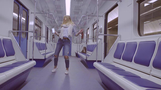 年轻女子在地铁上跳舞视频素材