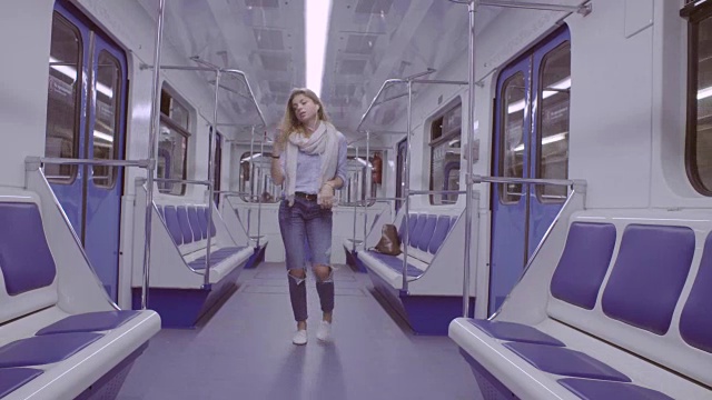 年轻女子在地铁上跳舞视频素材
