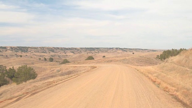 FPV:在干旱期间沿着空旷的土路穿过草原草原视频素材