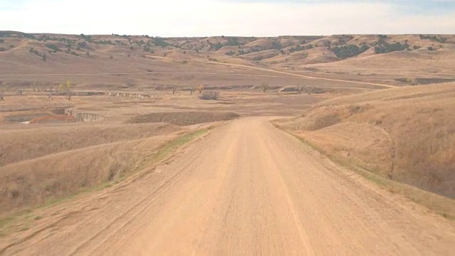 时间流逝:在干旱期间，沿着一条泥土路穿过干旱的草原视频素材