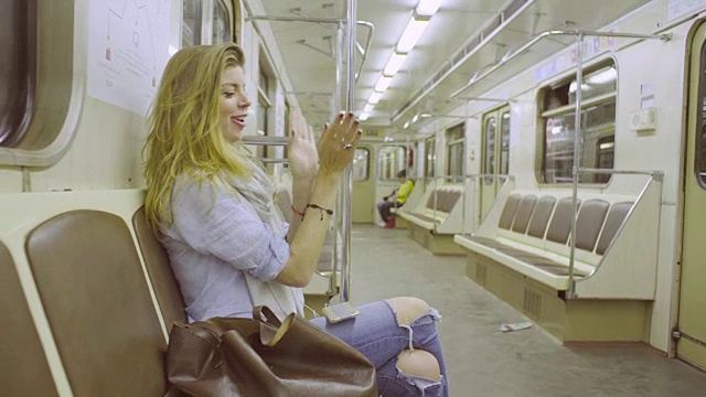 坐在地铁里的年轻女子视频素材