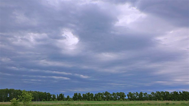 乡村景观与快速移动的风暴云。时间流逝。视频下载