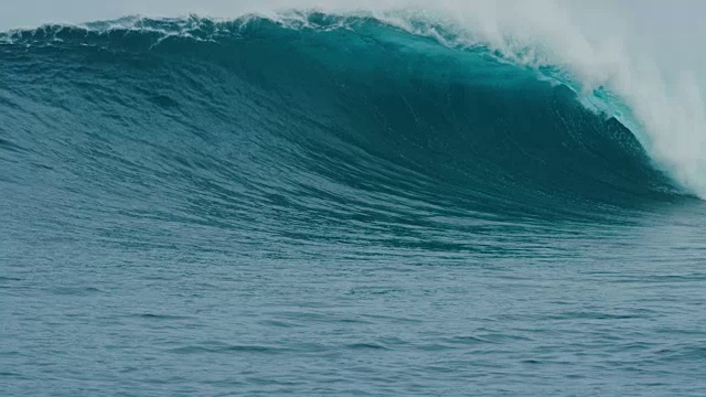 巨大的蓝色海浪打破在慢镜头视频素材