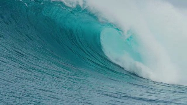 巨大的蓝色海浪打破在慢镜头视频下载
