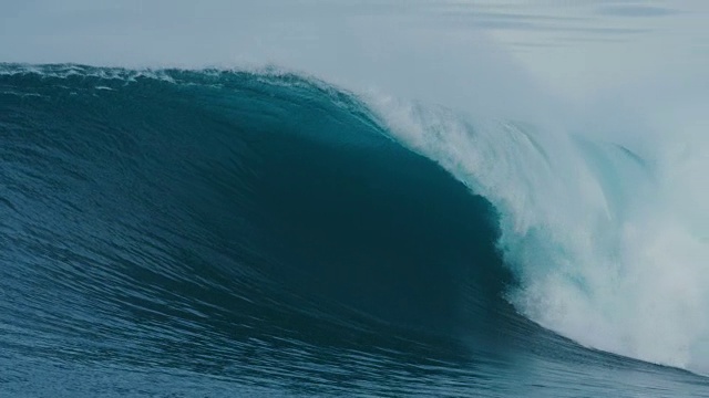 巨大的蓝色海浪打破在慢镜头视频下载