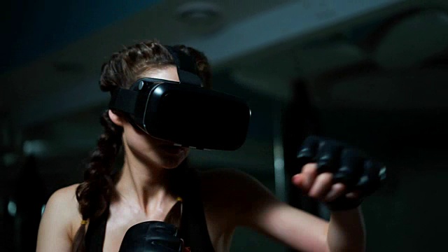 年轻迷人的女子拳击在VR 360耳机训练踢在虚拟现实。Slowmotion拍摄视频下载