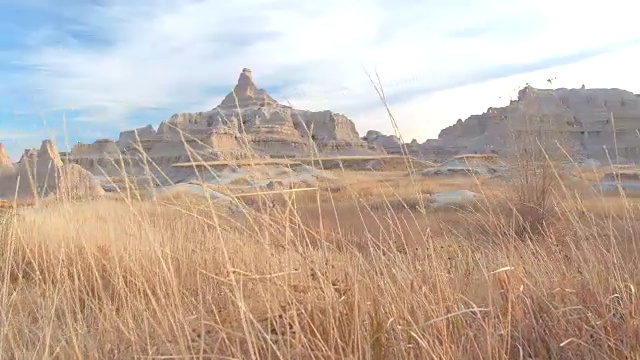 风景如画的草原和砂岩山地构成的荒地景观视频素材