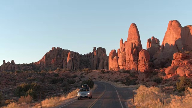 日落时分，驾车穿过风景如画的红石拱门国家公园视频下载