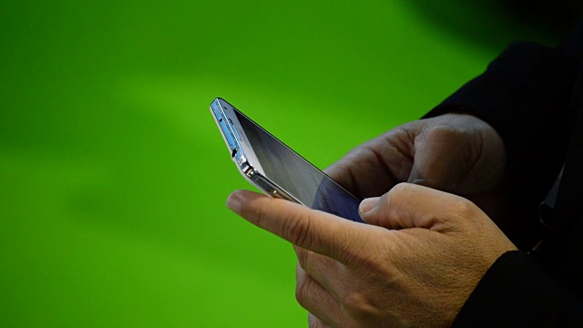人们用绿色或彩色的背景在手机上写字视频素材