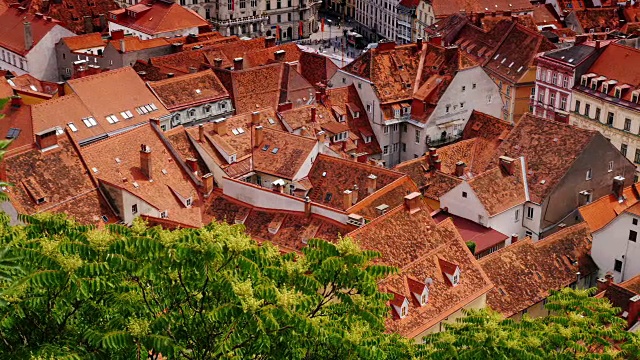 奥地利格拉茨市全景图，在美丽的老房子中可以看到市政厅。倾斜拍摄视频素材