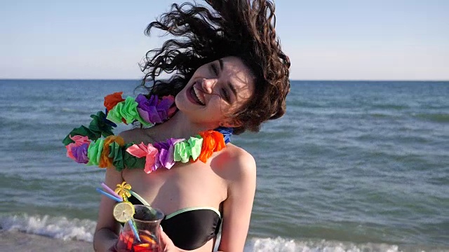 性感女孩的肖像远眺大海，喝着鸡尾酒，风吹着发丝的幸福少女视频素材