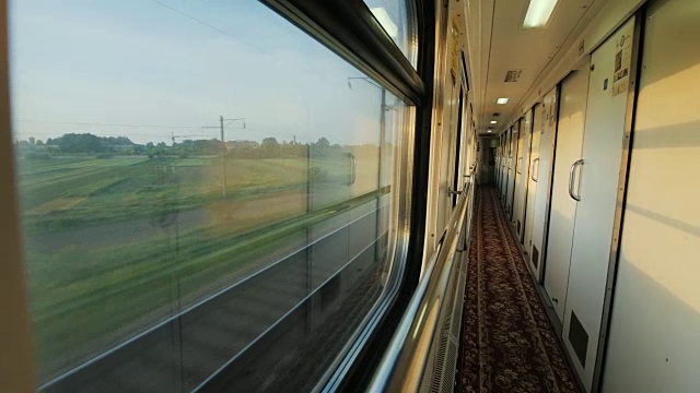 从快速移动的火车车厢看到的景色。有一个走廊和舒适的车厢门视频素材