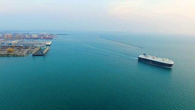 货物集装箱船在蓝色的海洋上航行视频素材