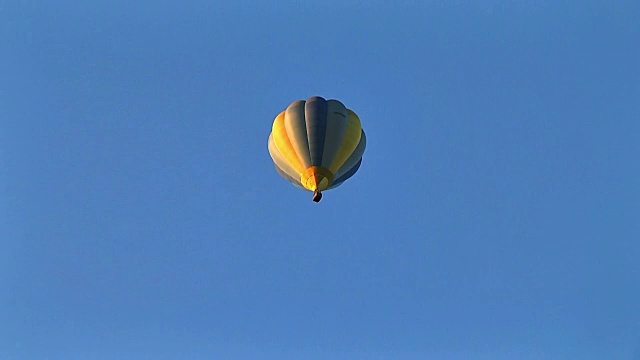 气球在蓝天中飞行视频素材