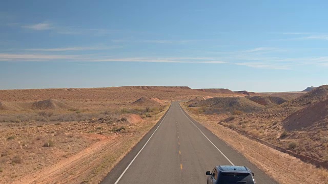 空中镜头:一辆黑色SUV在沙漠中行驶视频下载