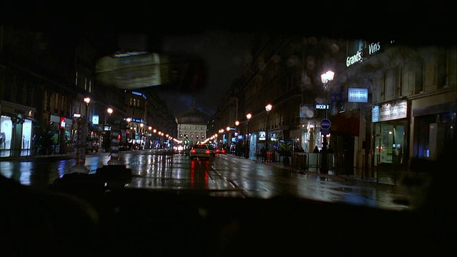 广角镜头的汽车视角，在街道上开车经过店面后，在降雨/巴黎，法国视频素材