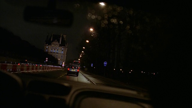 广角拍摄的汽车的观点，在街道两旁的交通在降雨后的晚上/巴黎视频下载