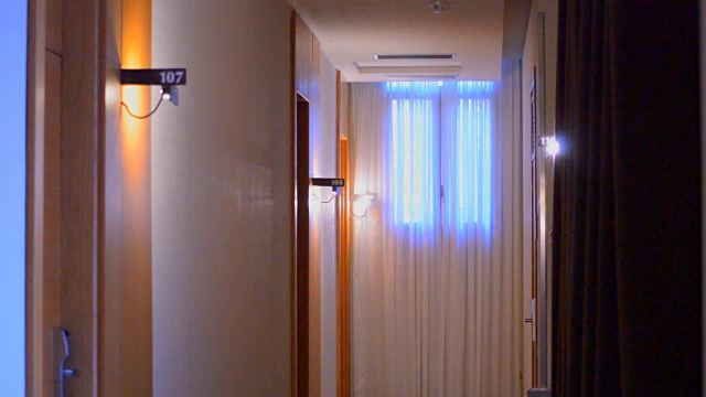 令人毛骨悚然的酒店走廊和房间视频下载