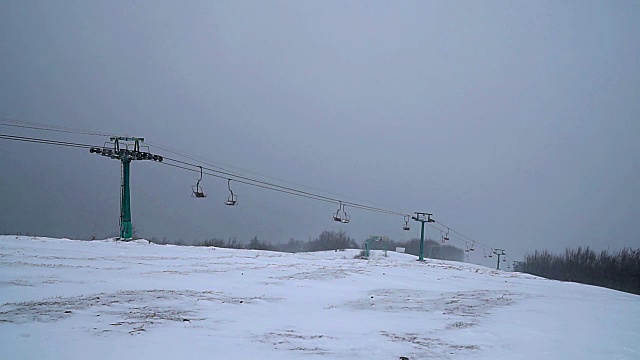 恶劣天气下的滑雪缆车视频素材