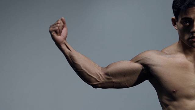 男性健身模型屈二头肌和伸展手臂视频素材