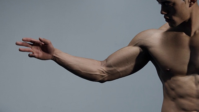 男性健身模型屈二头肌和伸展手臂2视频素材