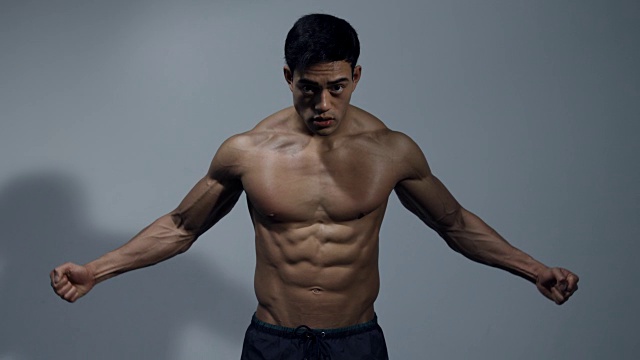 健身模特展示他的肌肉躯干2视频素材