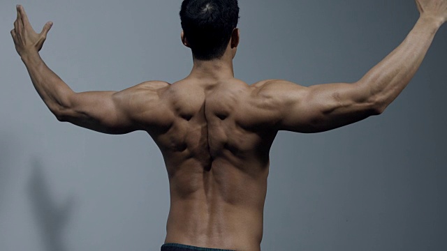 展示背部肌肉的健身模型视频下载
