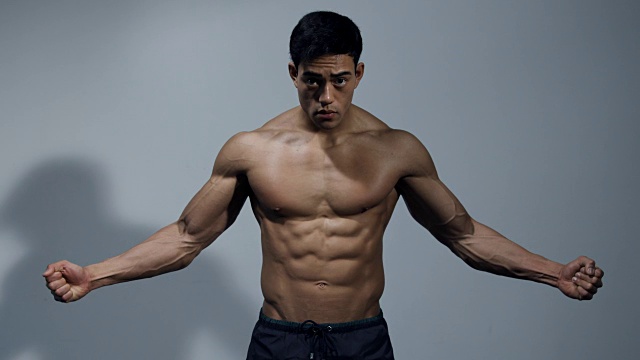 健身模特展示他的肌肉躯干视频素材