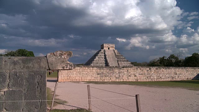 挖掘奇琴伊察的古玛雅金字塔视频素材