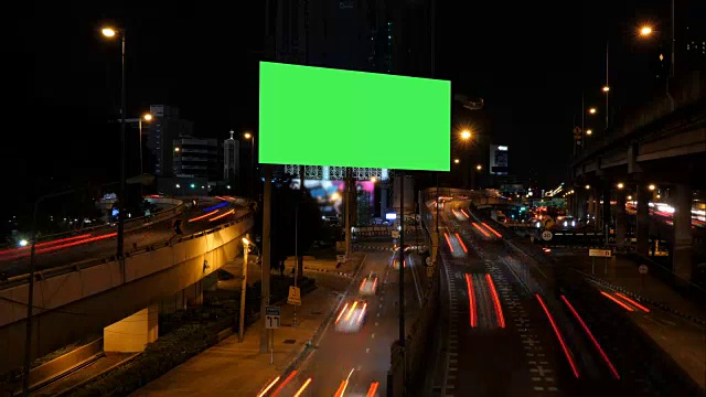 夜间有车流的绿屏广告。视频下载