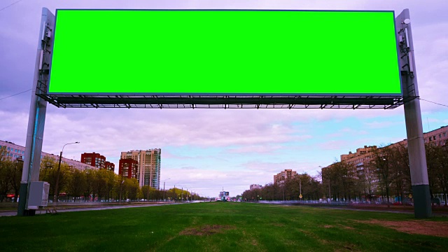 高速公路的绿色广告牌。间隔拍摄视频下载