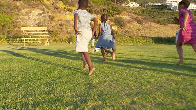 小学生在操场上踢足球视频素材