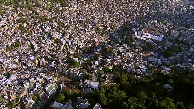 Rocinha最大的贫民窟里约热内卢de Janeiro的鸟瞰图视频素材