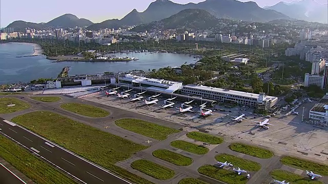 飞越里约热内卢的桑托斯杜蒙机场视频素材