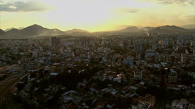 阳光和乌云笼罩着里约热内卢视频素材