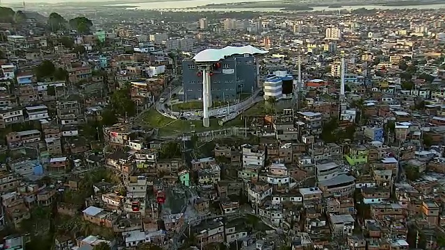 里约热内卢贫民区上空的吊船航拍视频下载